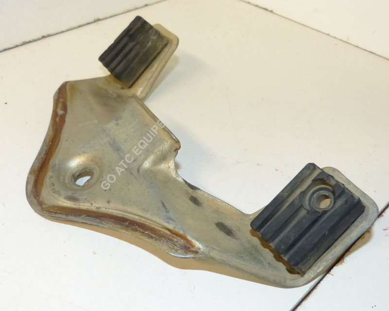 Bride de selle avant</br> Occasion </br>ATC HONDA 250R 83-84
